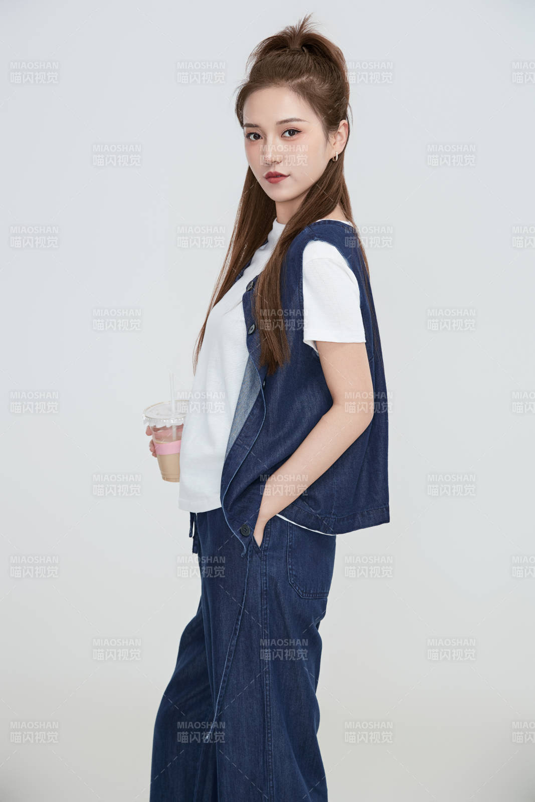 在攝影棚拍攝的青年時尚女性