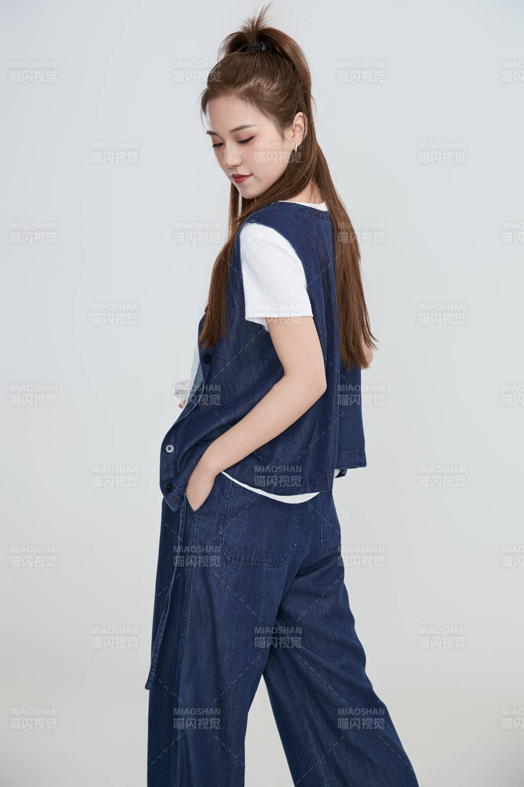 在攝影棚拍攝的青年時尚女性