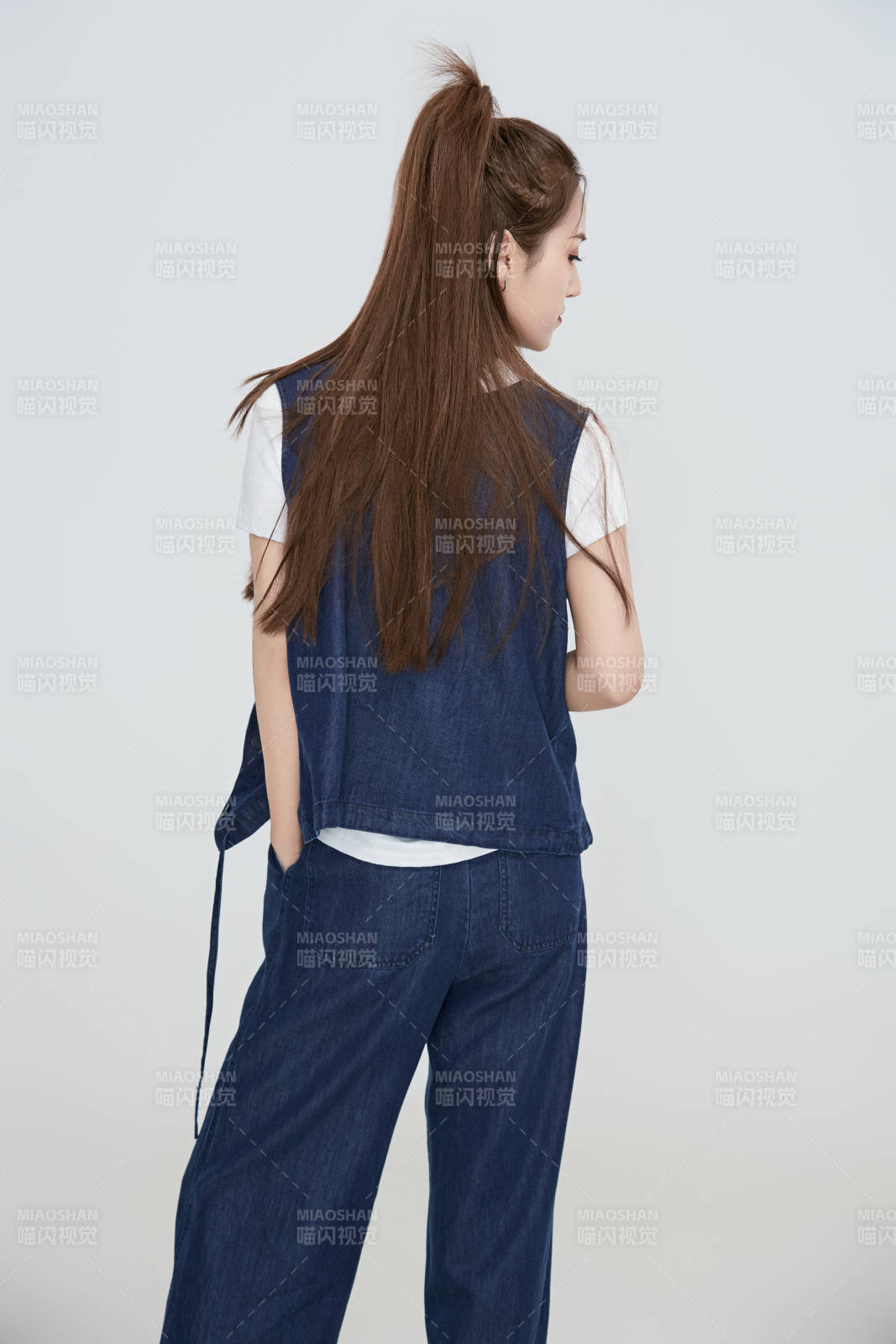 在攝影棚拍攝的青年時尚女性