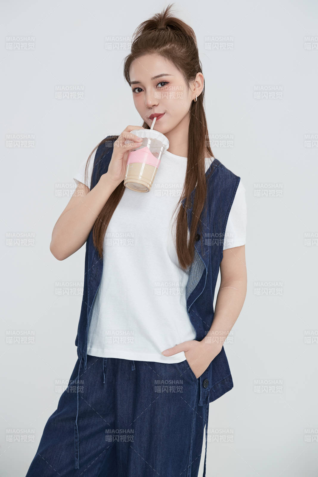 在攝影棚拍攝的青年時尚女性