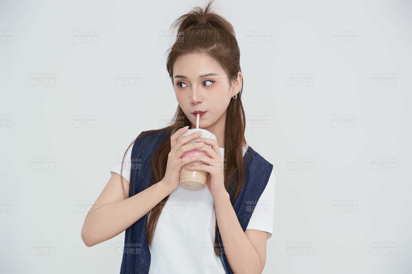 在攝影棚拍攝的青年時(shí)尚女性