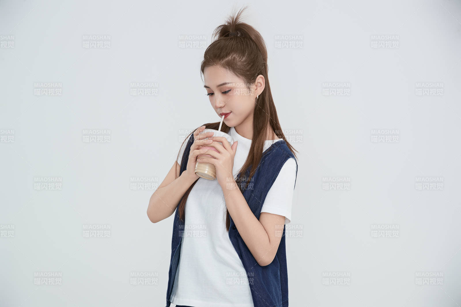 在攝影棚拍攝的青年時尚女性