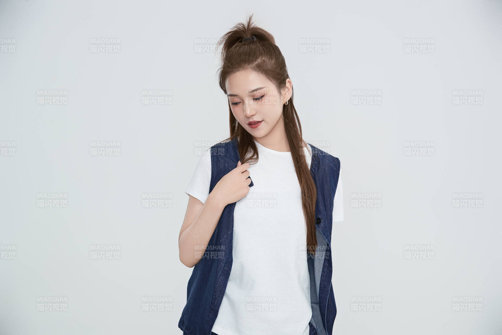 在攝影棚拍攝的青年時(shí)尚女性