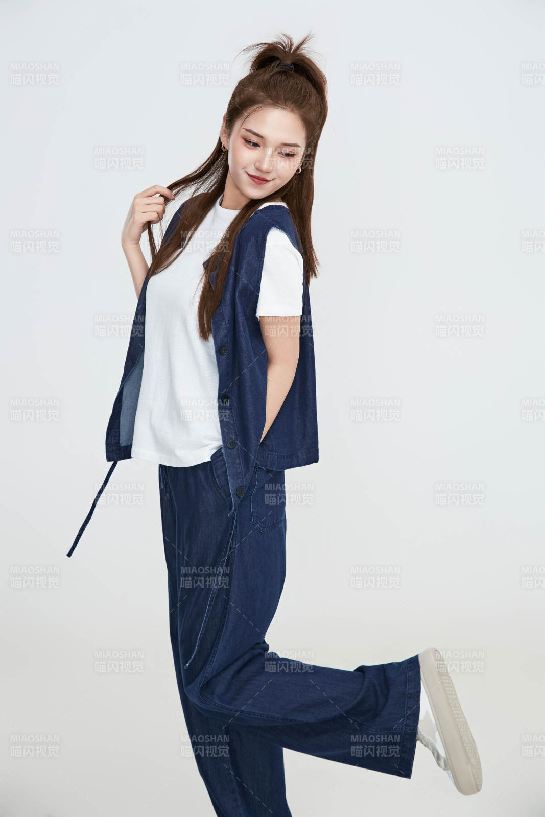 在攝影棚拍攝的青年時尚女性