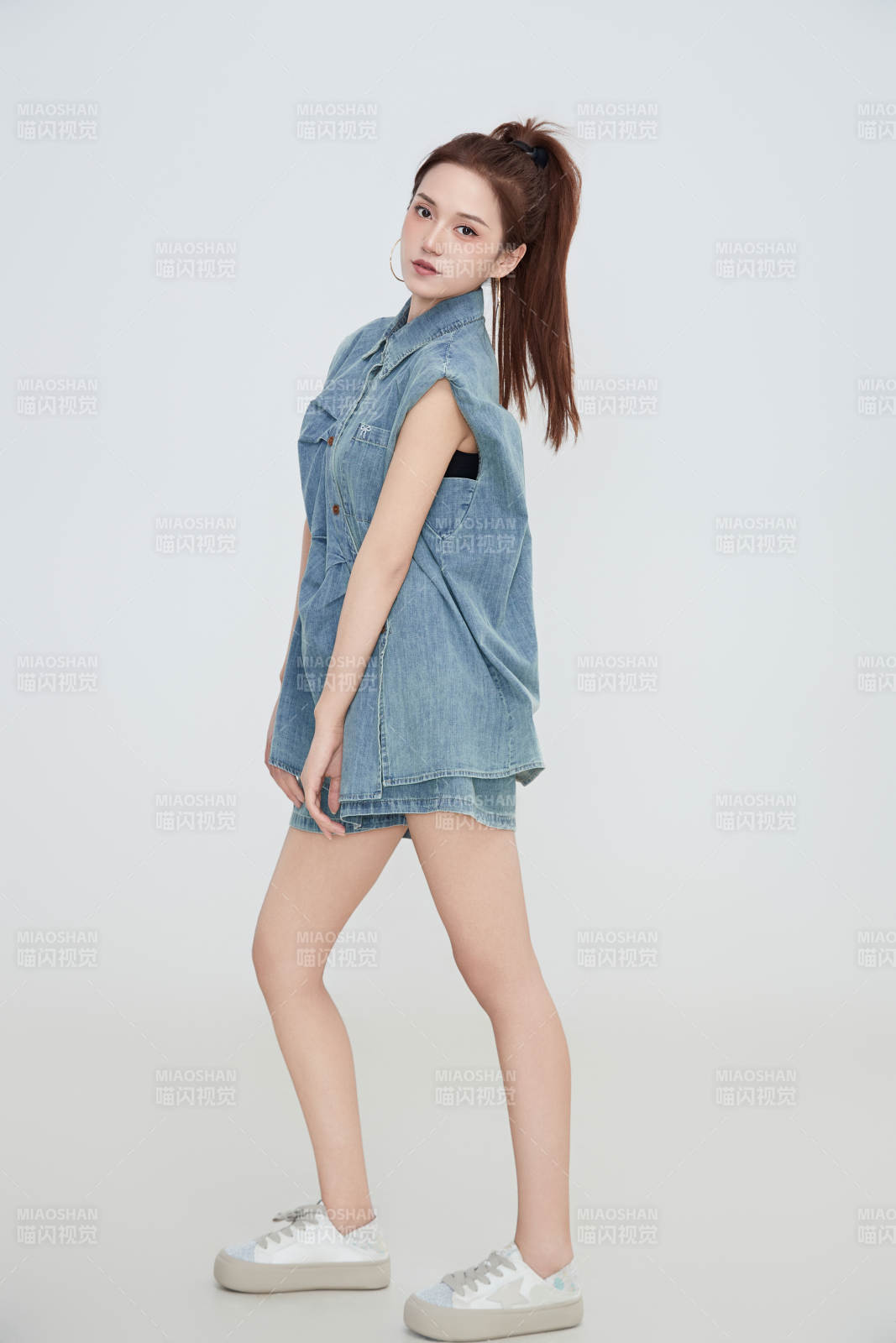 在攝影棚拍攝的青年時尚女性