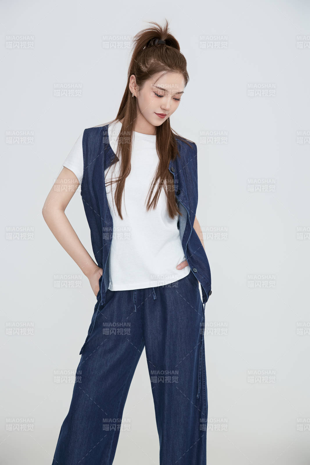 在攝影棚拍攝的青年時尚女性