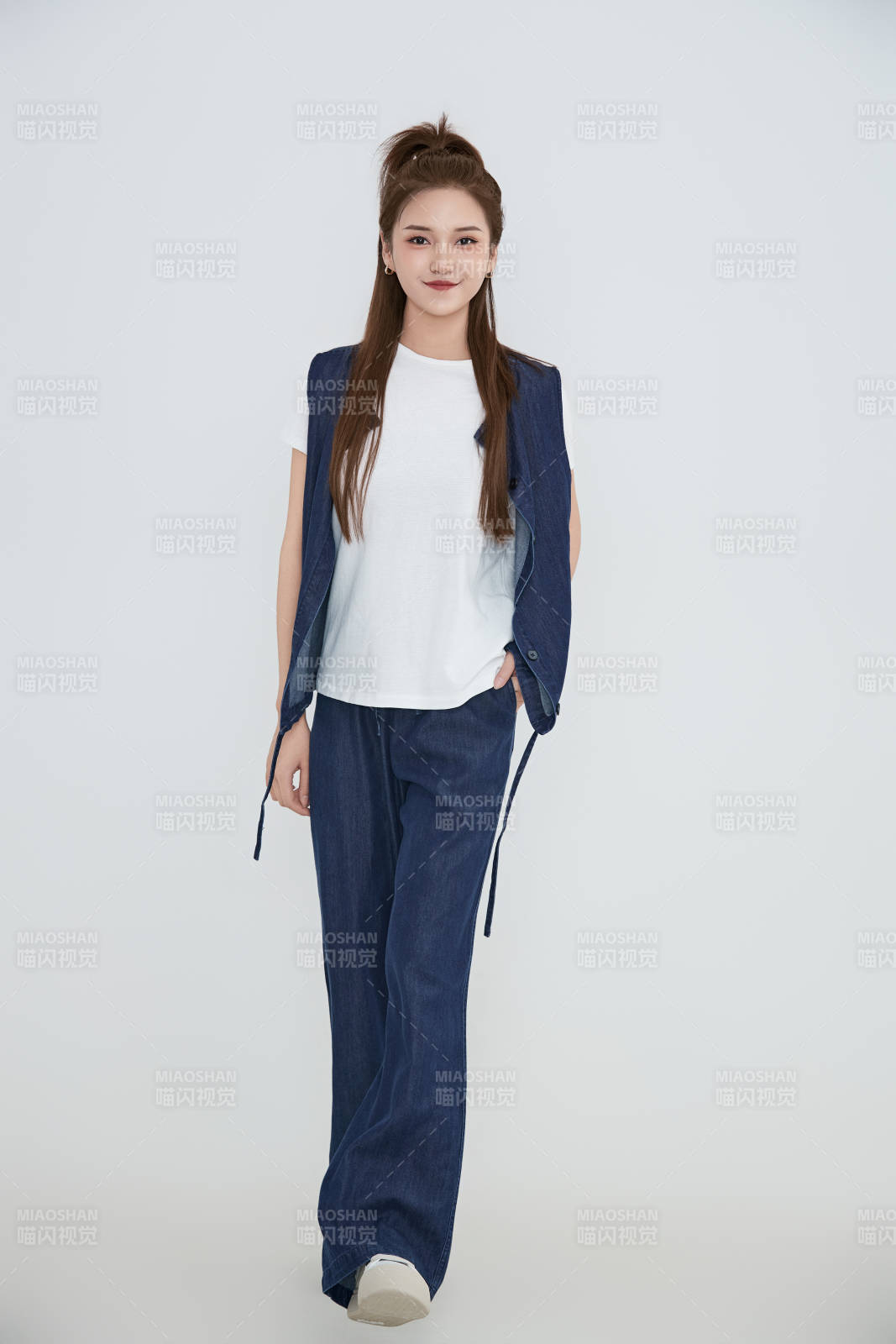 在攝影棚拍攝的青年時(shí)尚女性