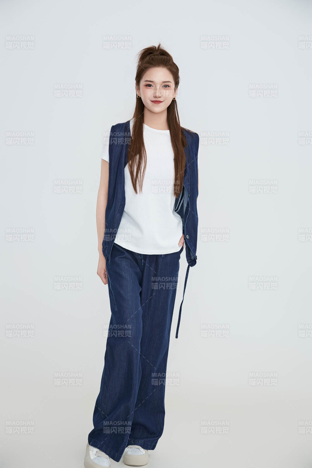 在攝影棚拍攝的青年時尚女性