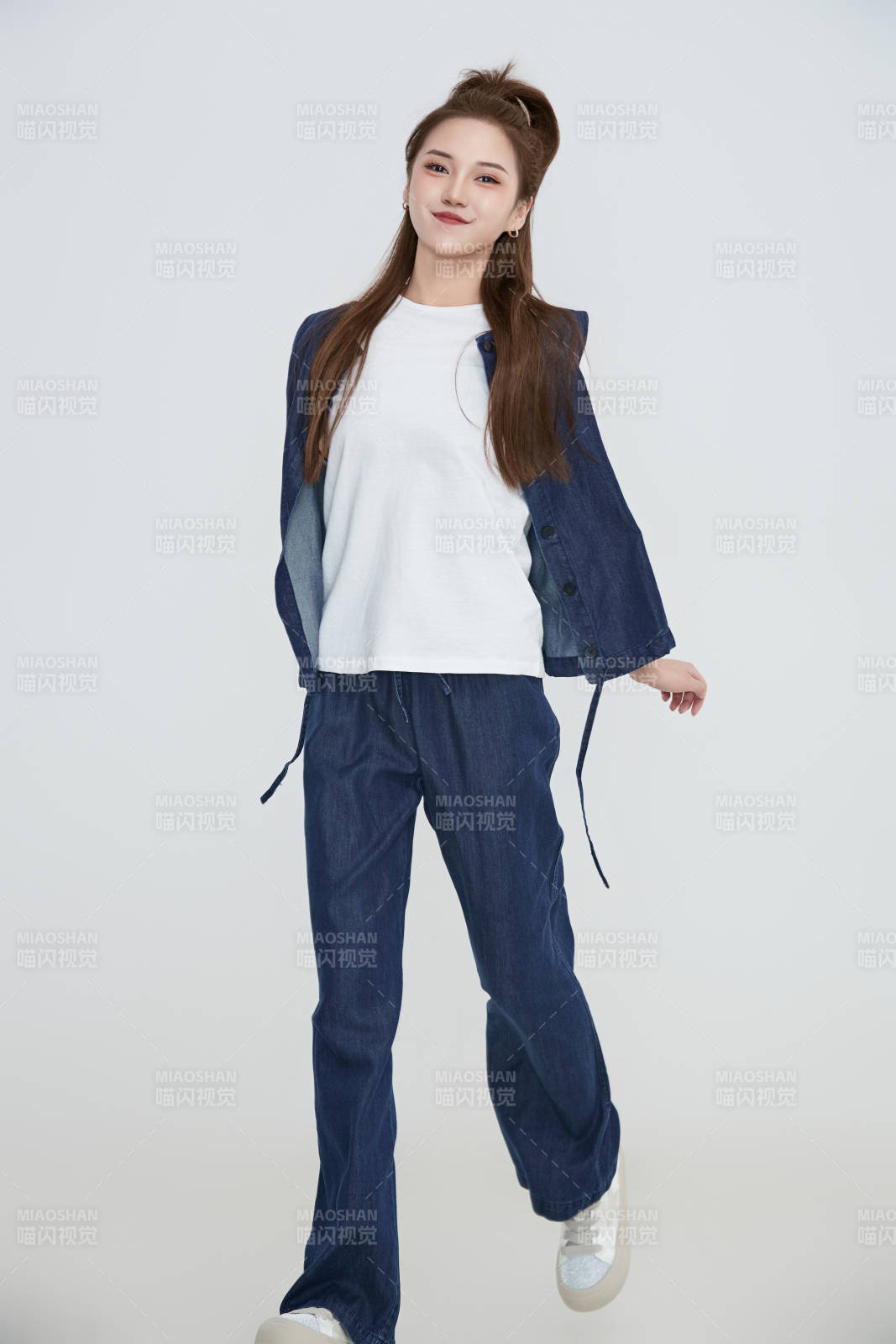 在攝影棚拍攝的青年時尚女性