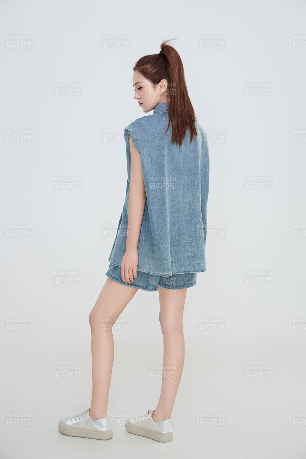 在攝影棚拍攝的青年時尚女性