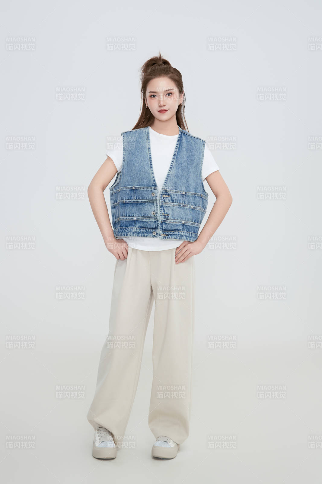 在攝影棚拍攝的青年時尚女性