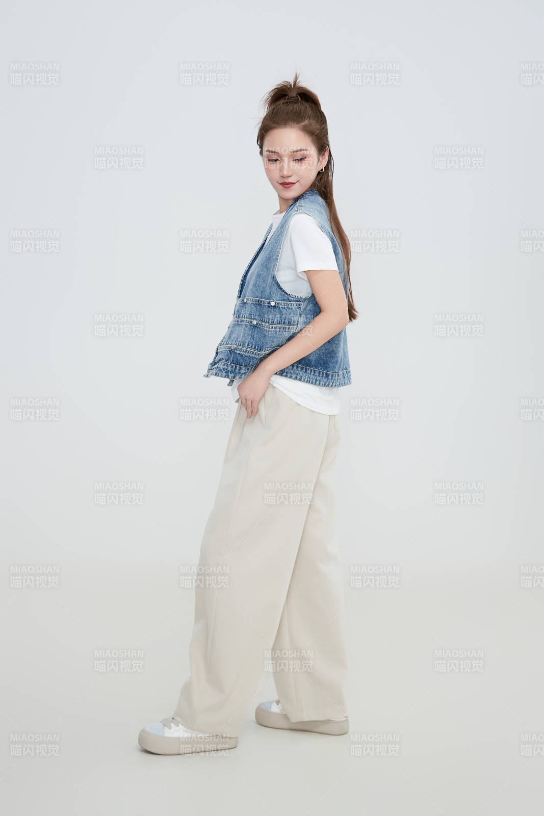 在攝影棚拍攝的青年時尚女性