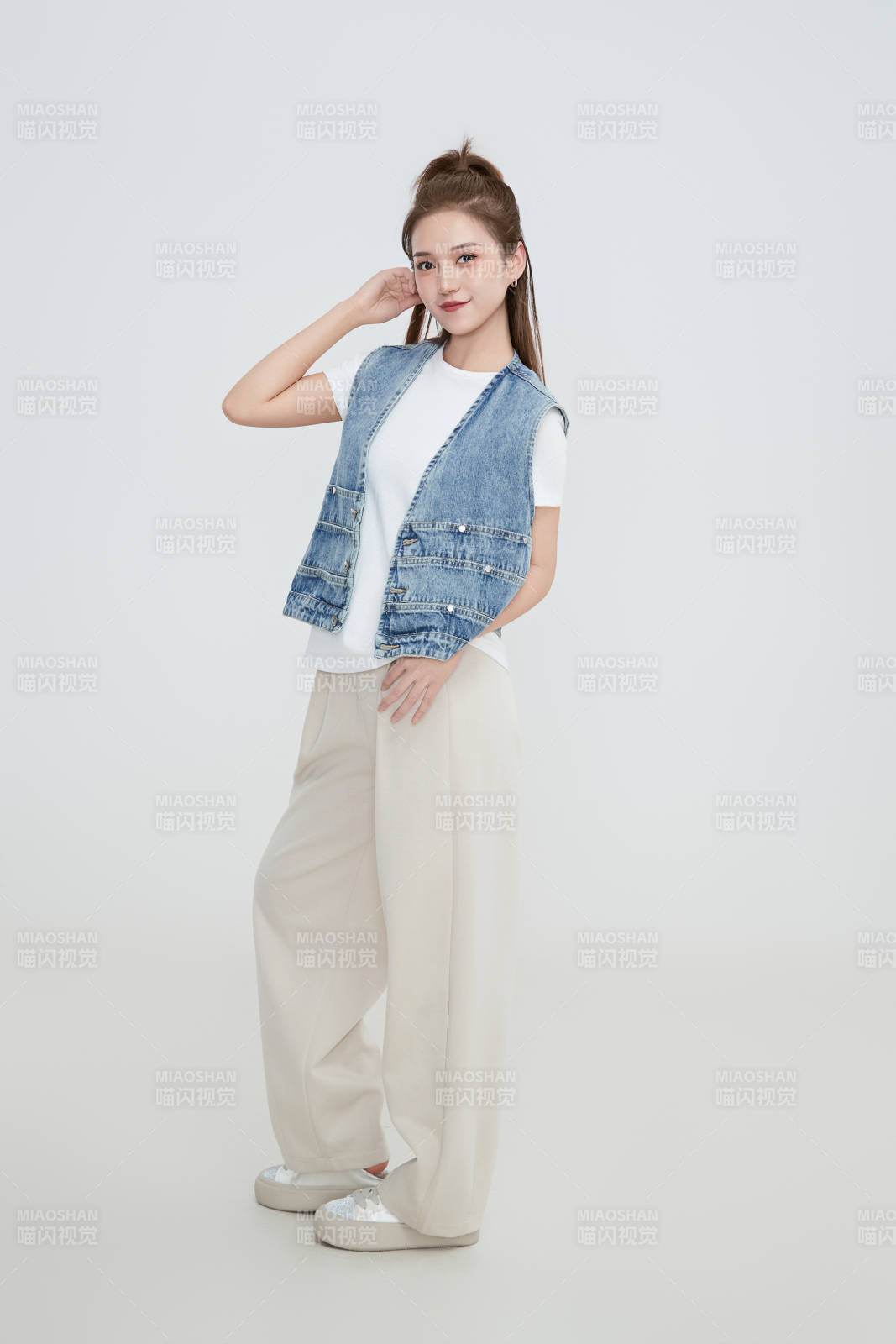 在攝影棚拍攝的青年時尚女性