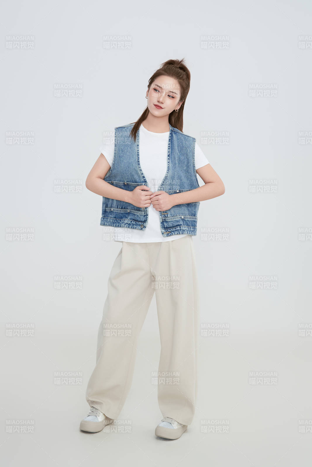 在攝影棚拍攝的青年時尚女性