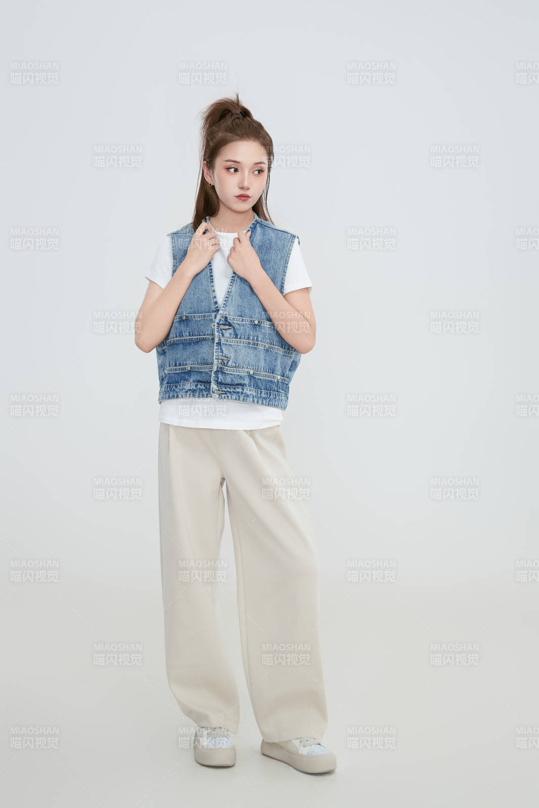 在攝影棚拍攝的青年時(shí)尚女性