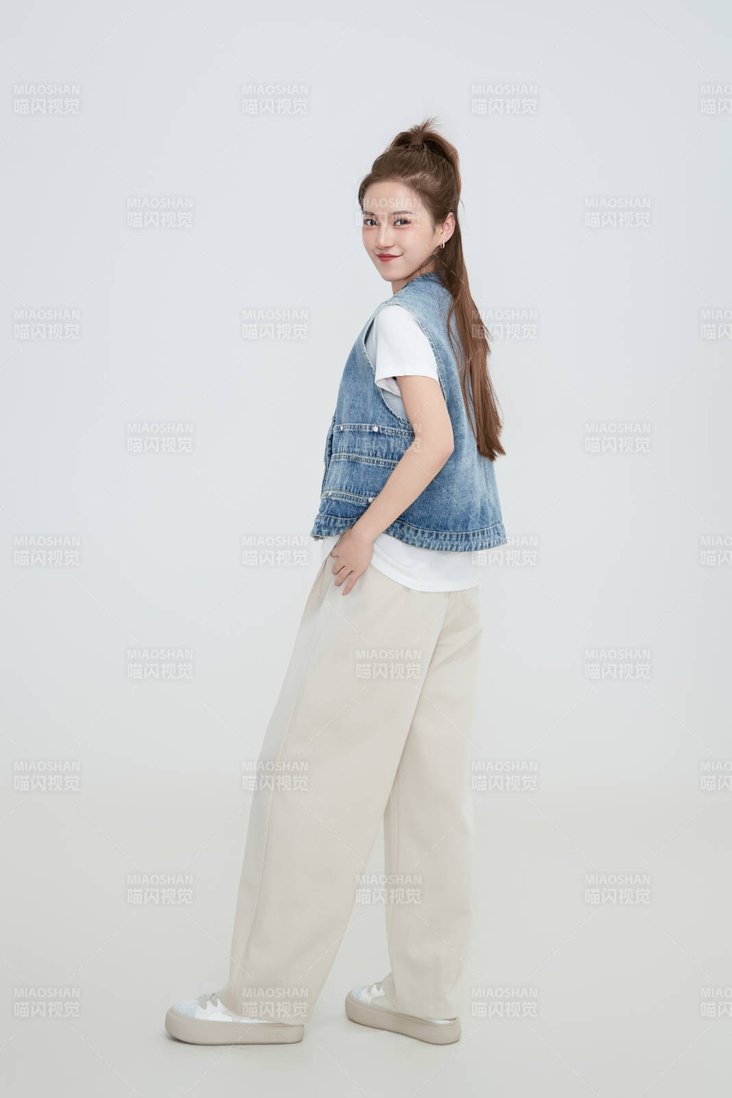 在攝影棚拍攝的青年時(shí)尚女性