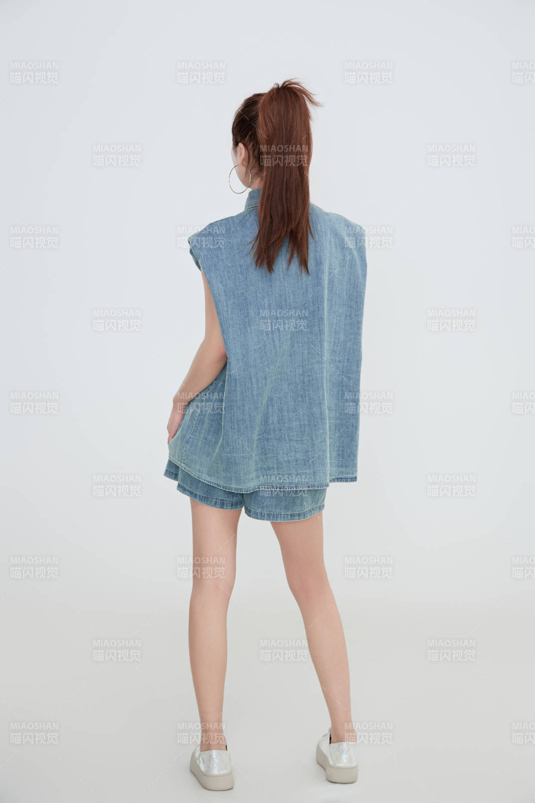 在攝影棚拍攝的青年時尚女性