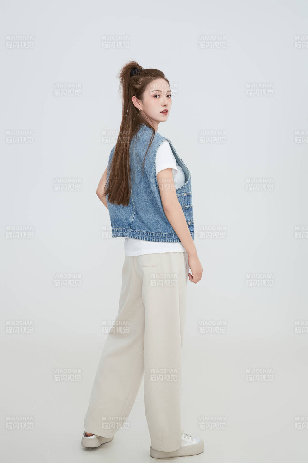 在摄影棚拍摄的青年时尚女性