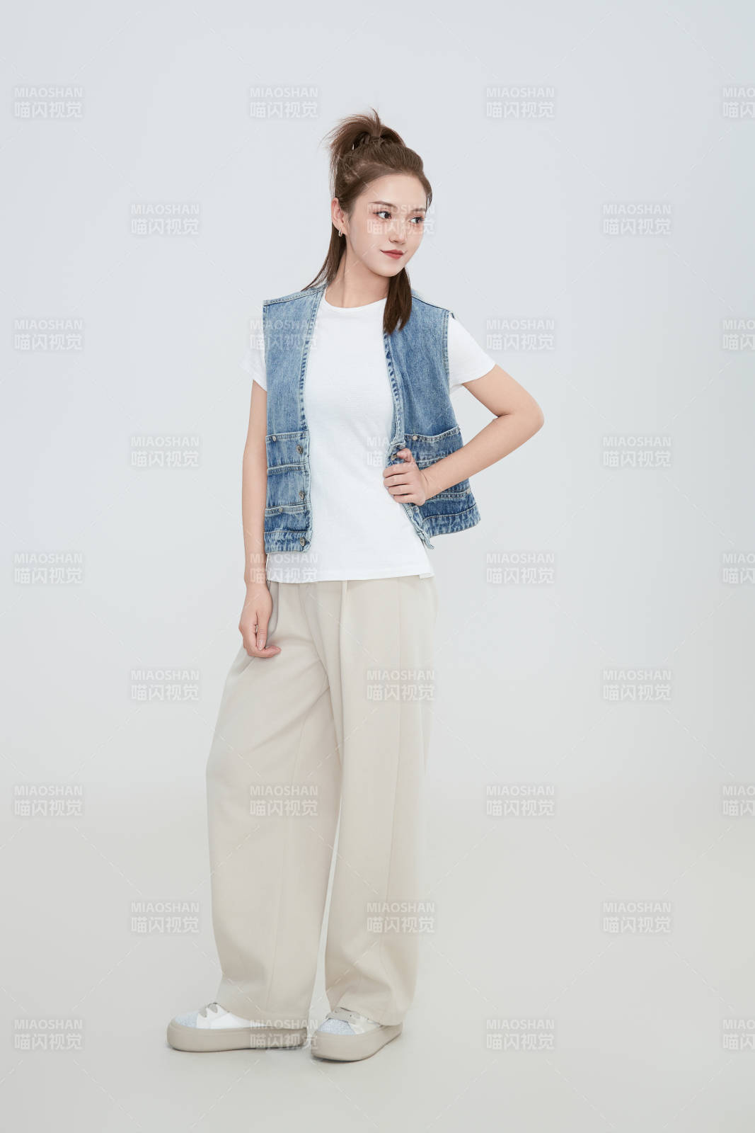 在攝影棚拍攝的青年時尚女性