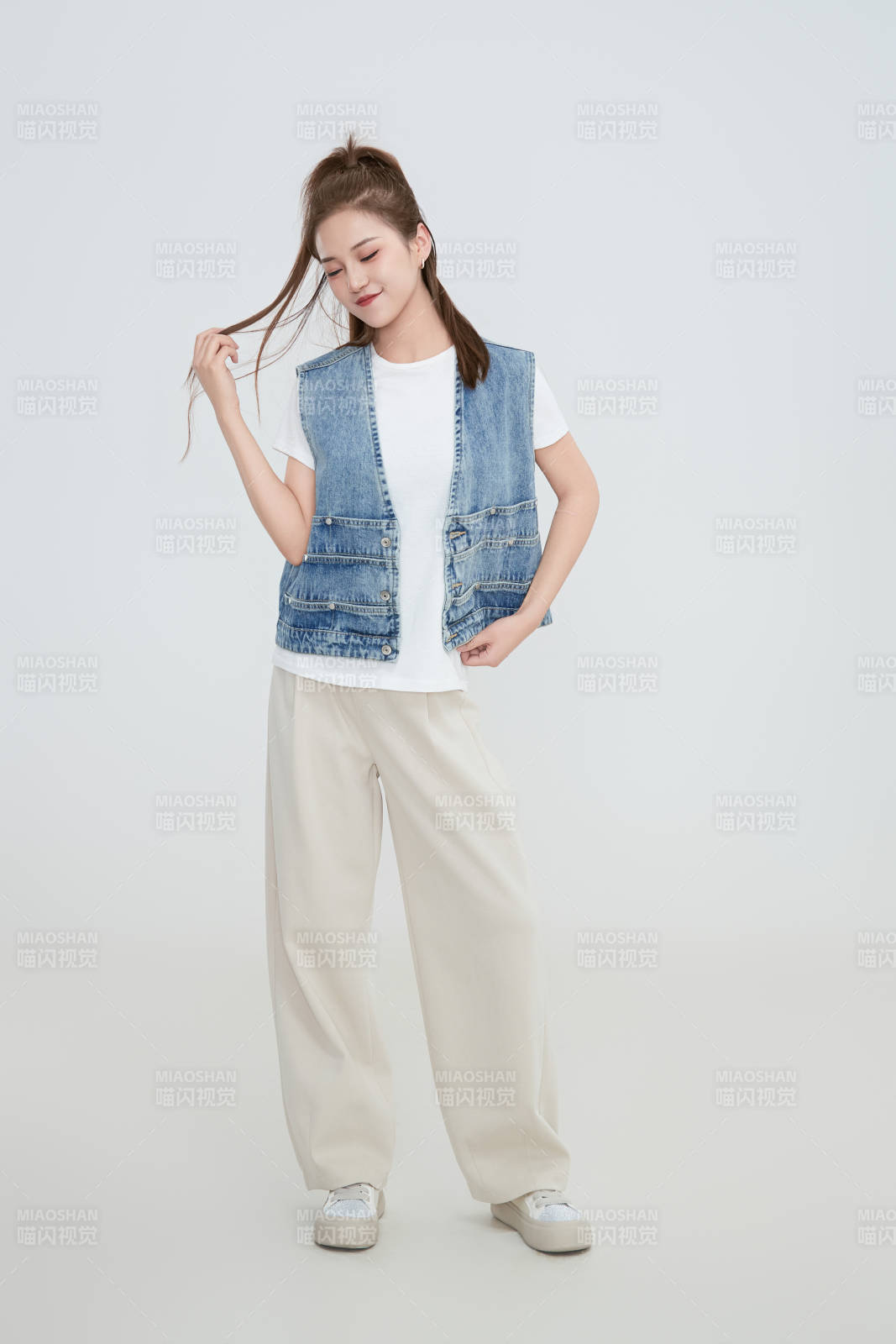在摄影棚拍摄的青年时尚女性