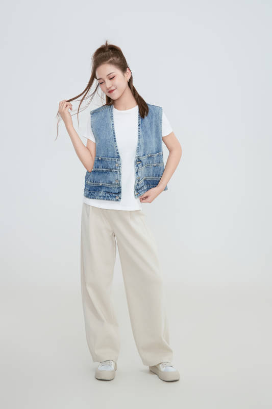 在摄影棚拍摄的青年时尚女性