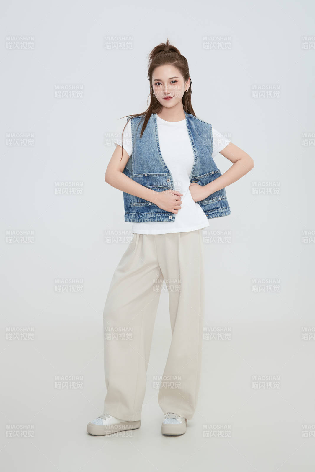 在摄影棚拍摄的青年时尚女性