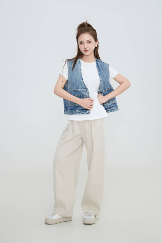 在摄影棚拍摄的青年时尚女性