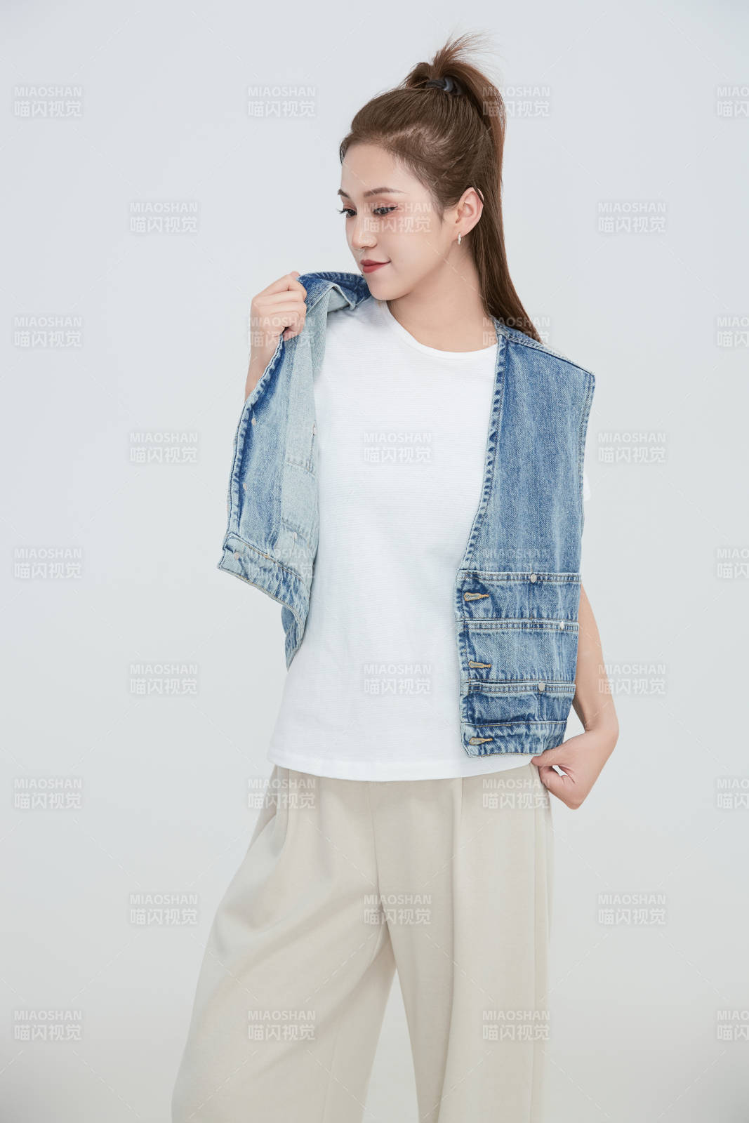 在摄影棚拍摄的青年时尚女性