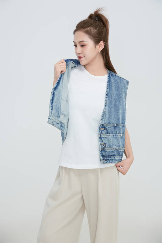 在摄影棚拍摄的青年时尚女性