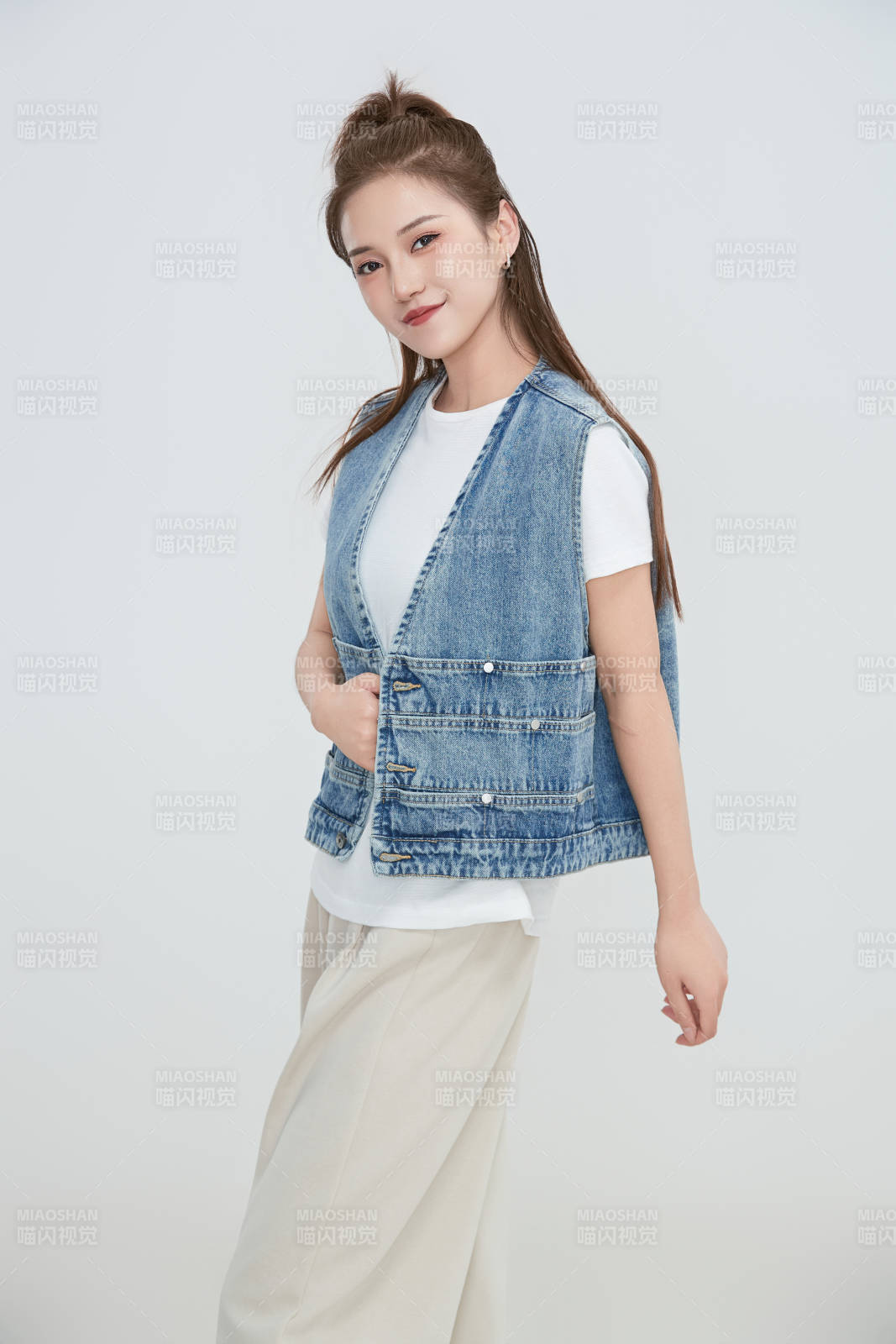 在攝影棚拍攝的青年時尚女性