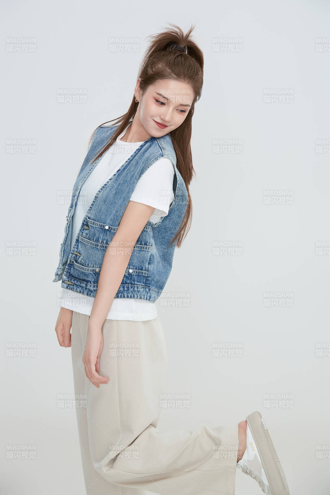 在摄影棚拍摄的青年时尚女性