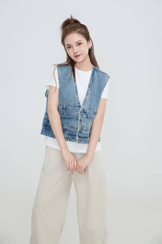 在摄影棚拍摄的青年时尚女性