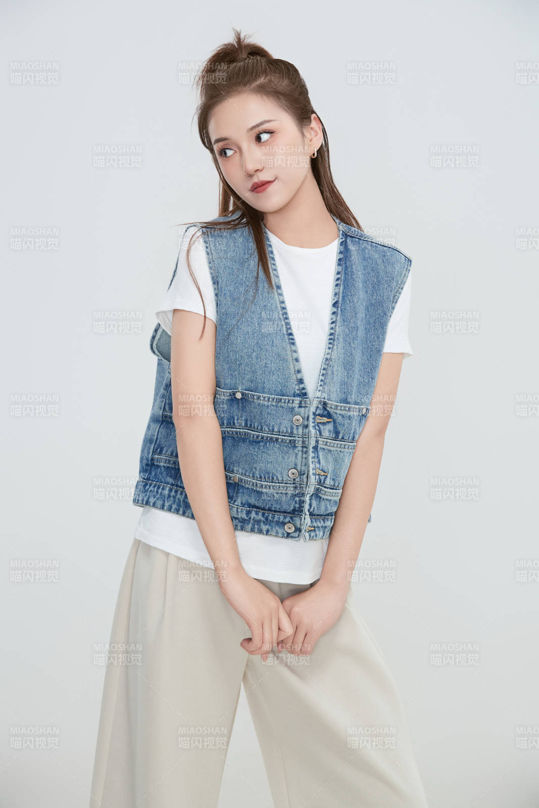 在摄影棚拍摄的青年时尚女性