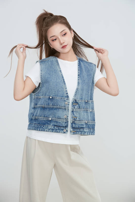 在摄影棚拍摄的青年时尚女性