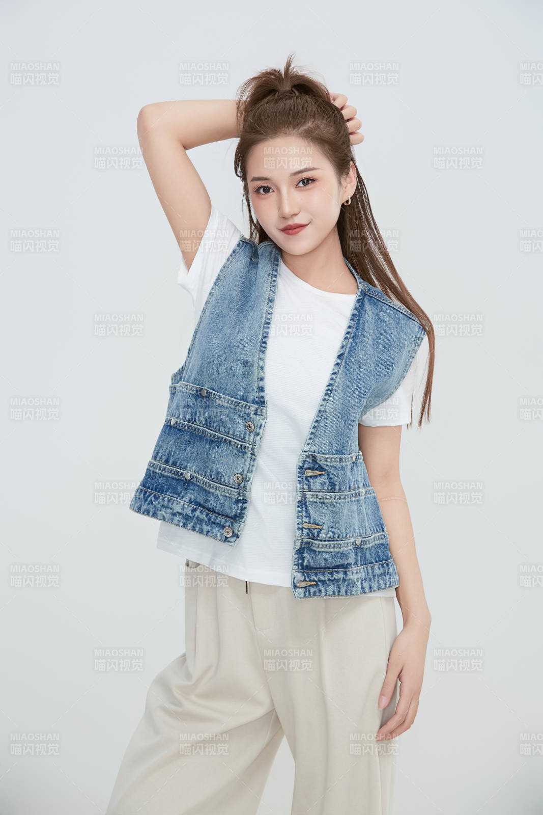 在攝影棚拍攝的青年時尚女性