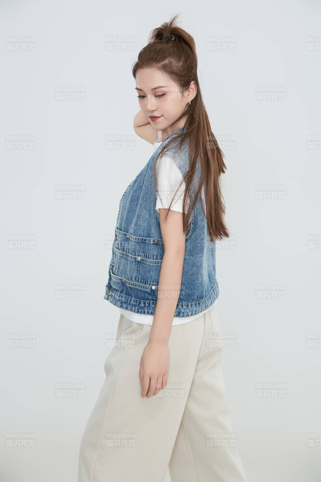 在攝影棚拍攝的青年時尚女性