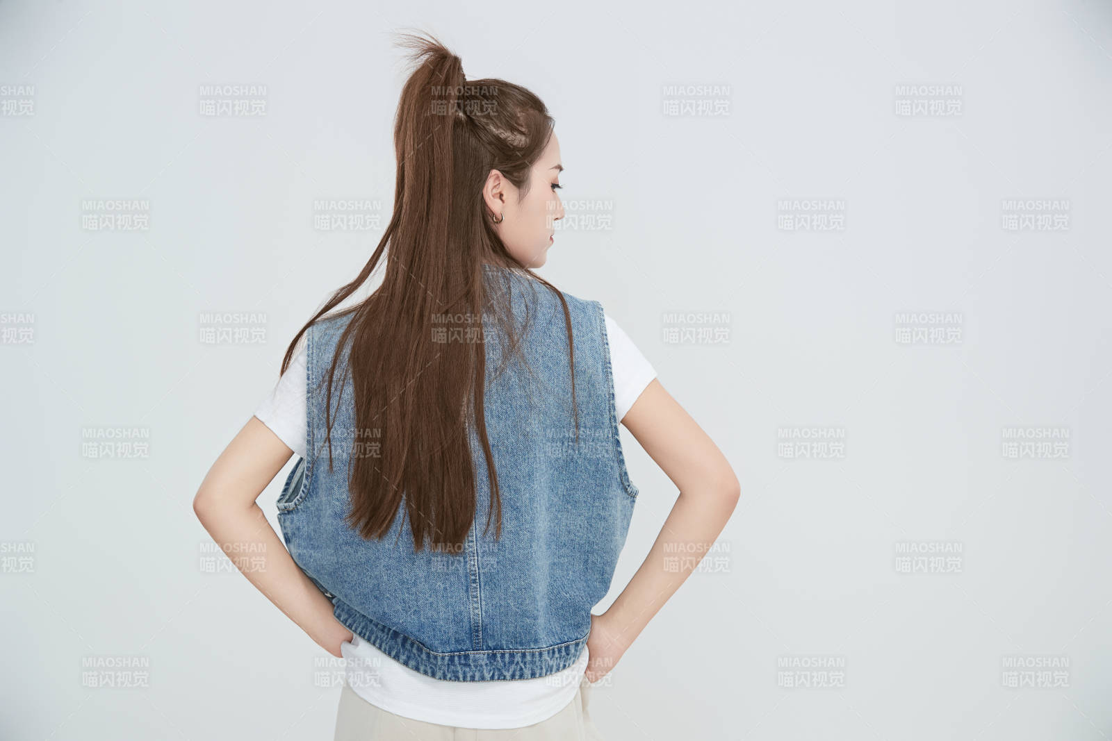 在攝影棚拍攝的青年時尚女性