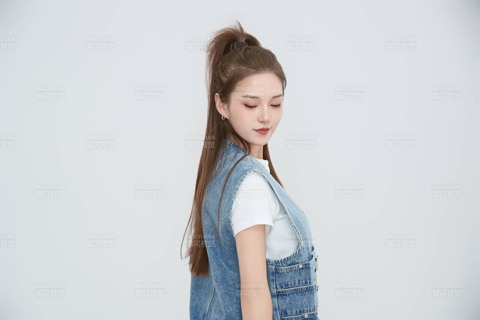 在攝影棚拍攝的青年時尚女性