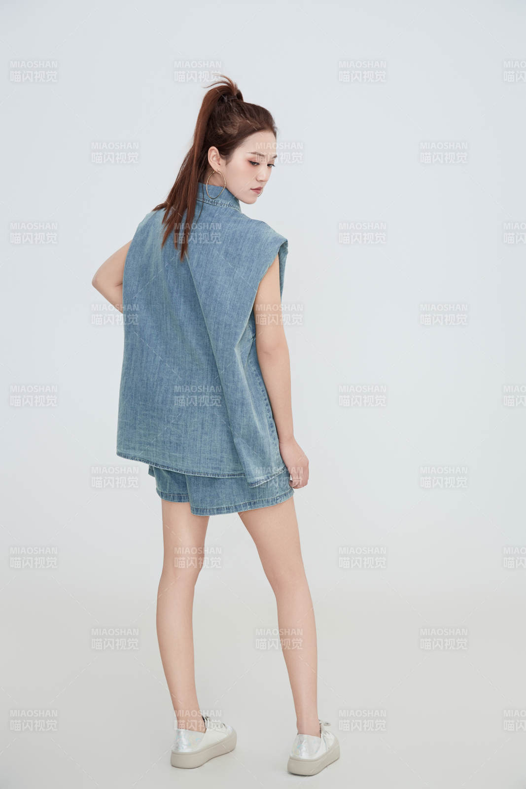 在攝影棚拍攝的青年時尚女性