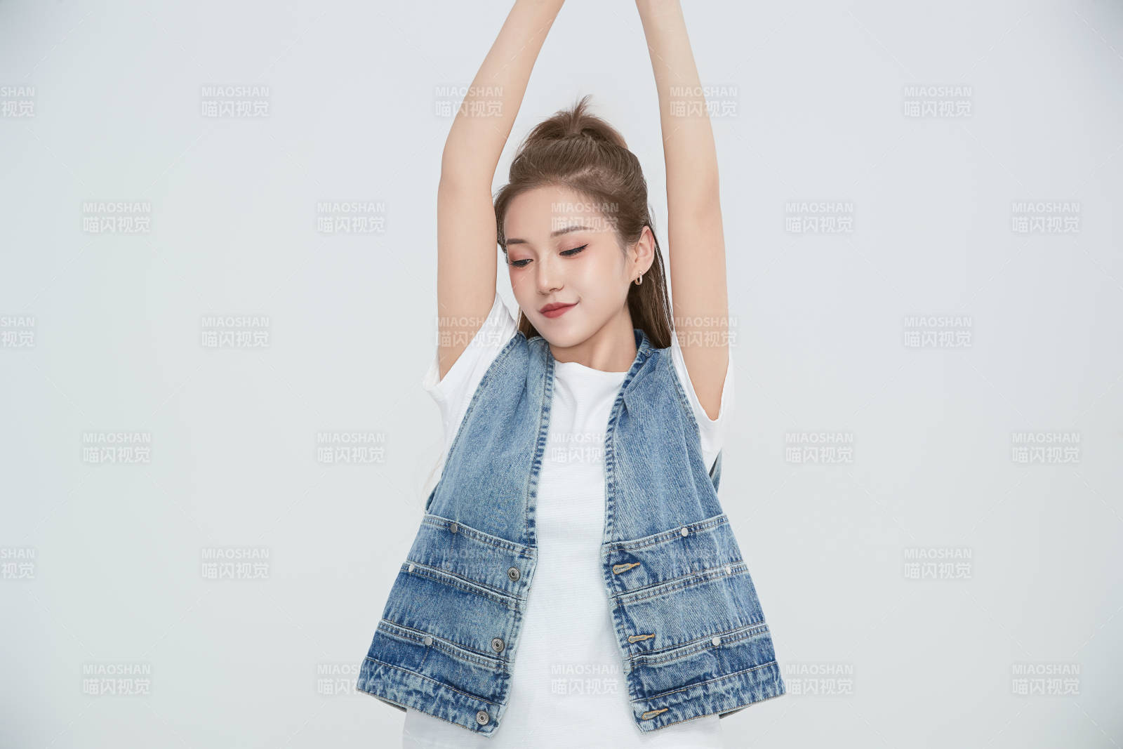 在攝影棚拍攝的青年時尚女性