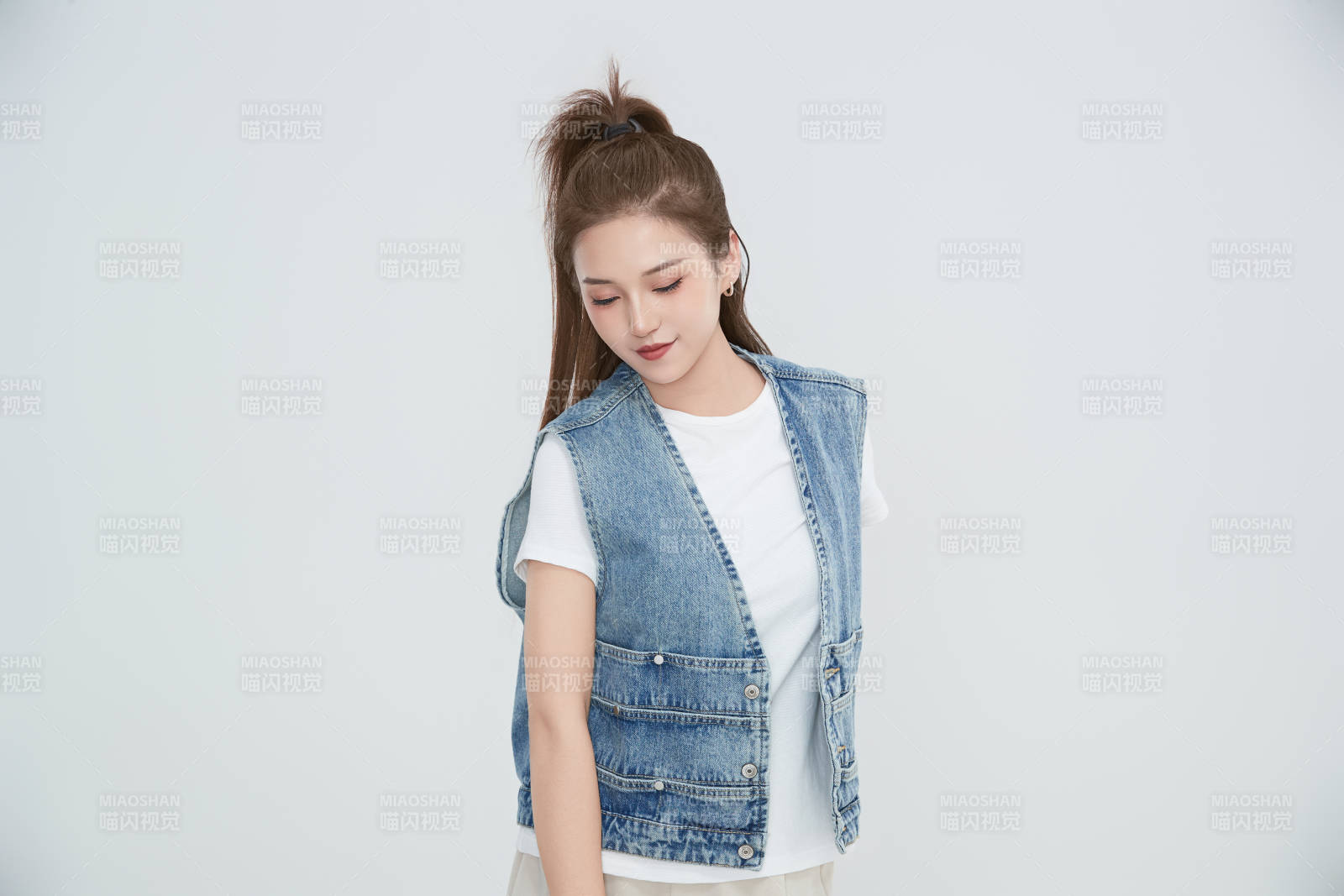 在攝影棚拍攝的青年時尚女性