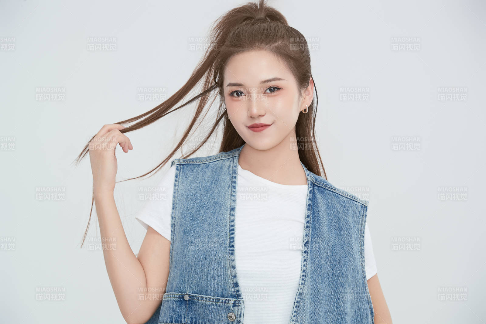 在攝影棚拍攝的青年時(shí)尚女性