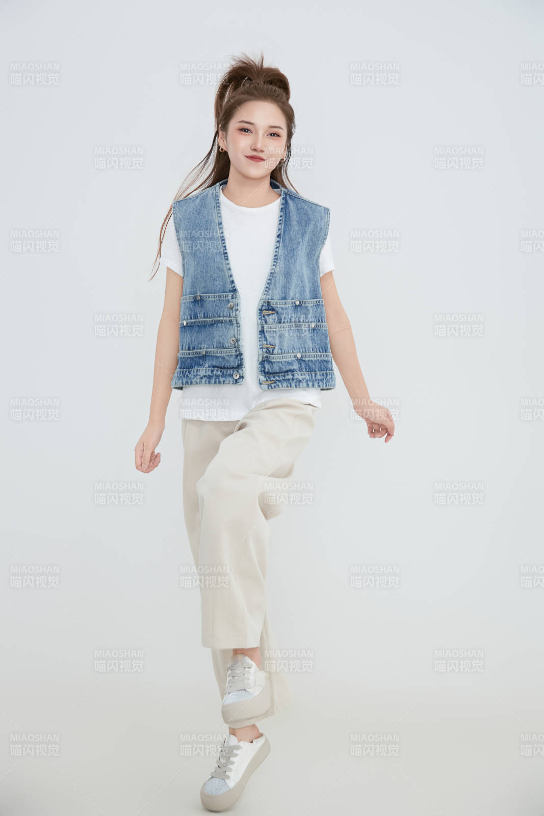 在攝影棚拍攝的青年時(shí)尚女性