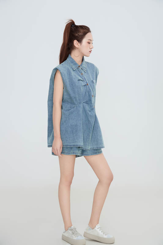 在摄影棚拍摄的青年时尚女性