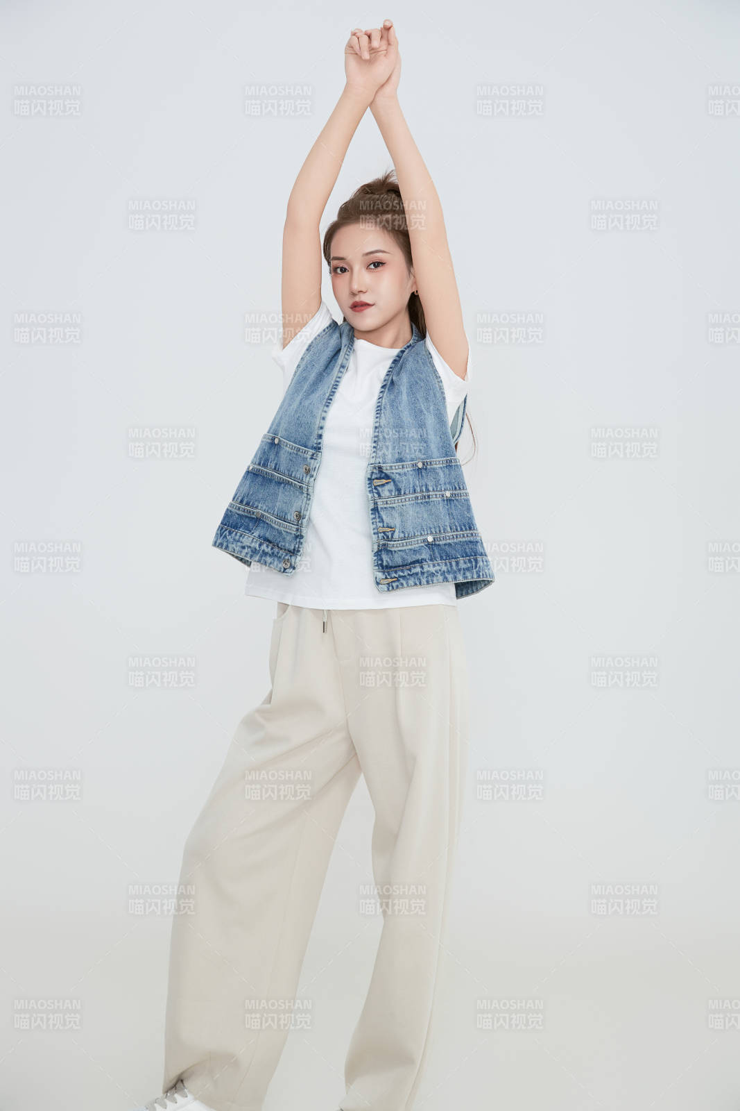 在攝影棚拍攝的青年時(shí)尚女性