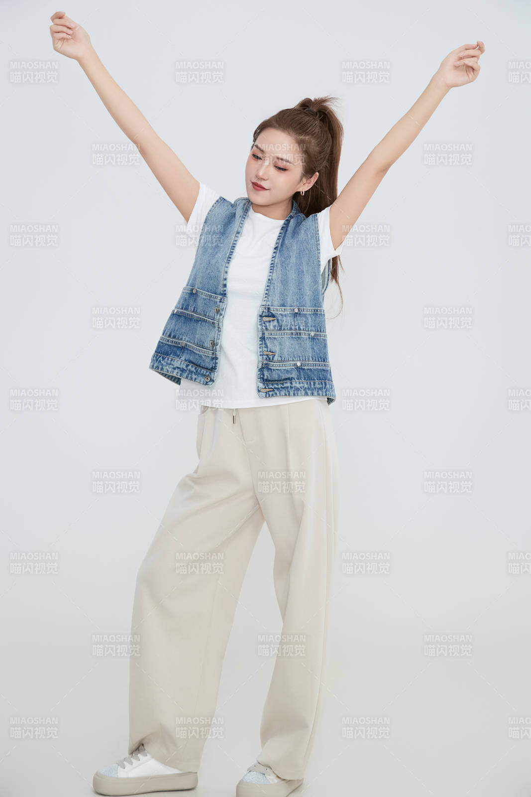 在攝影棚拍攝的青年時尚女性