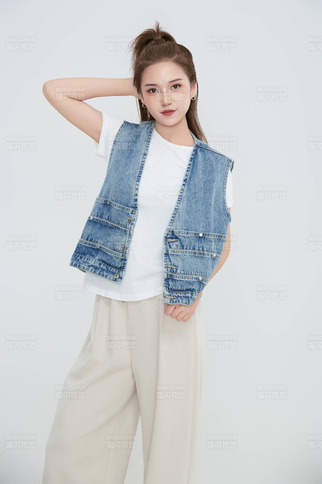 在攝影棚拍攝的青年時尚女性