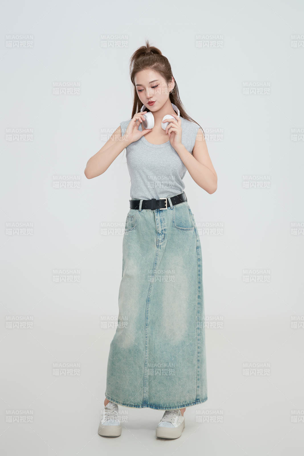 在攝影棚拍攝的青年時(shí)尚女性