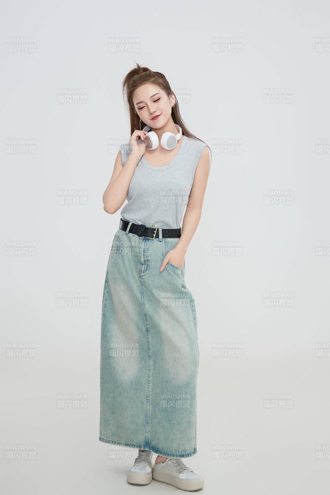 在攝影棚拍攝的青年時尚女性