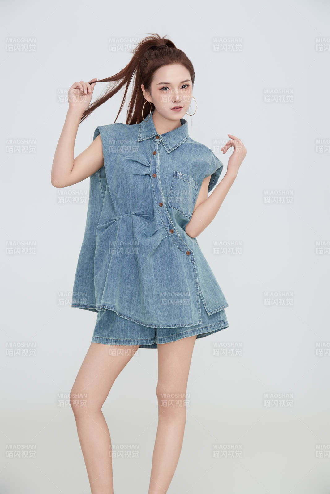 在攝影棚拍攝的青年時尚女性